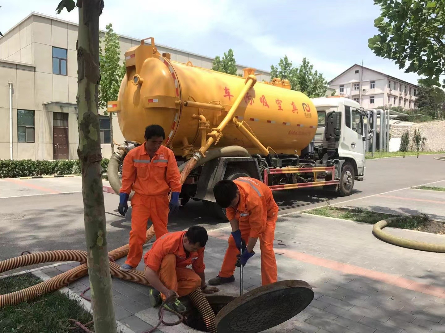 江城管道疏通车停在窨井附近