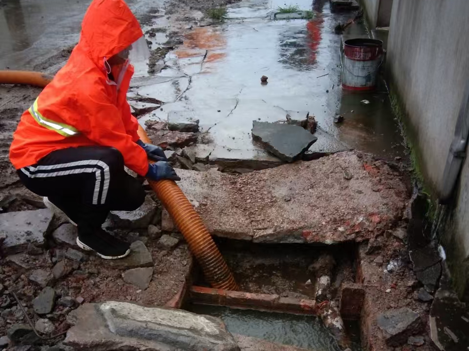 江城专业清理污水池 炜誉市政以规范流程守护城市 “肠道”