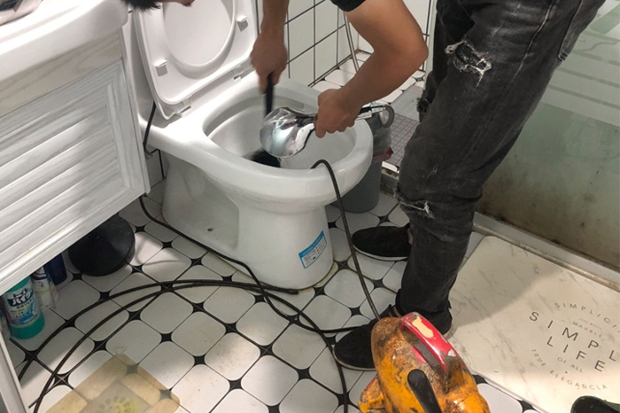 江城马桶堵塞自己疏通还是找师傅?专业上门服务让你省时更省心
