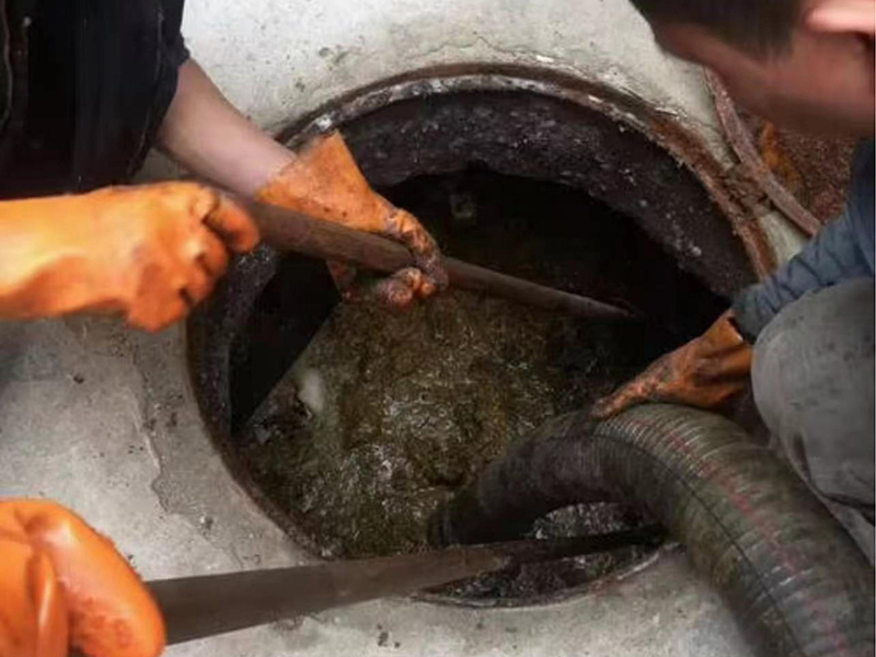 江城清理化粪池时如何避免沼气的危害?